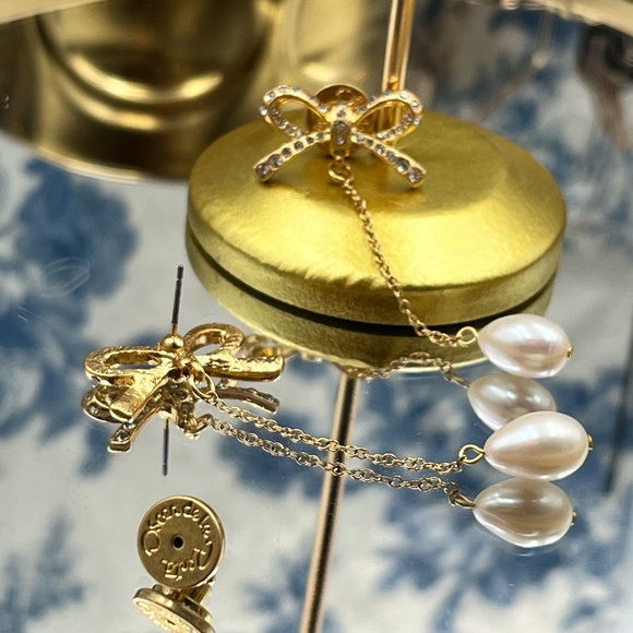 🆕 OSCAR DE LA RENTA 🧿 NWOT Swarovski Crystal Bow Pearl Drop Earrings - Gold - Picture 8 of 13